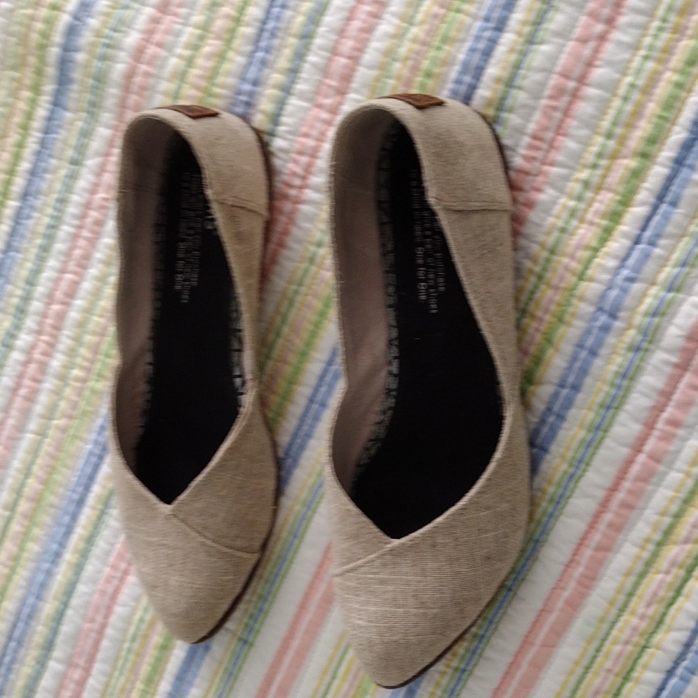Toms beige flats Size 6
